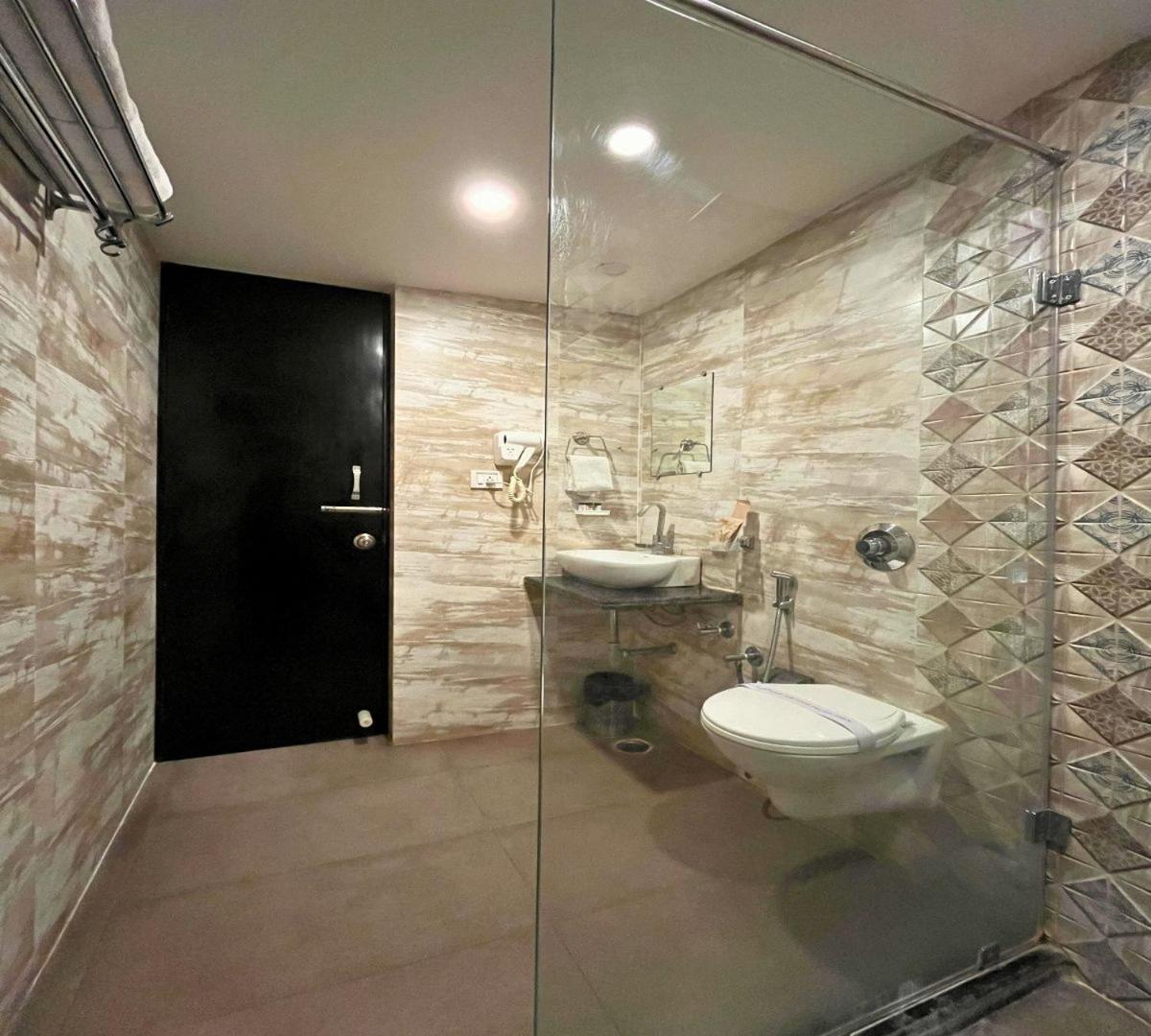 Hotel Runway Inn Pura Raghunāth Dış mekan fotoğraf