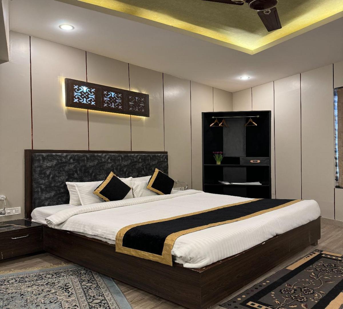 Hotel Runway Inn Pura Raghunāth Dış mekan fotoğraf