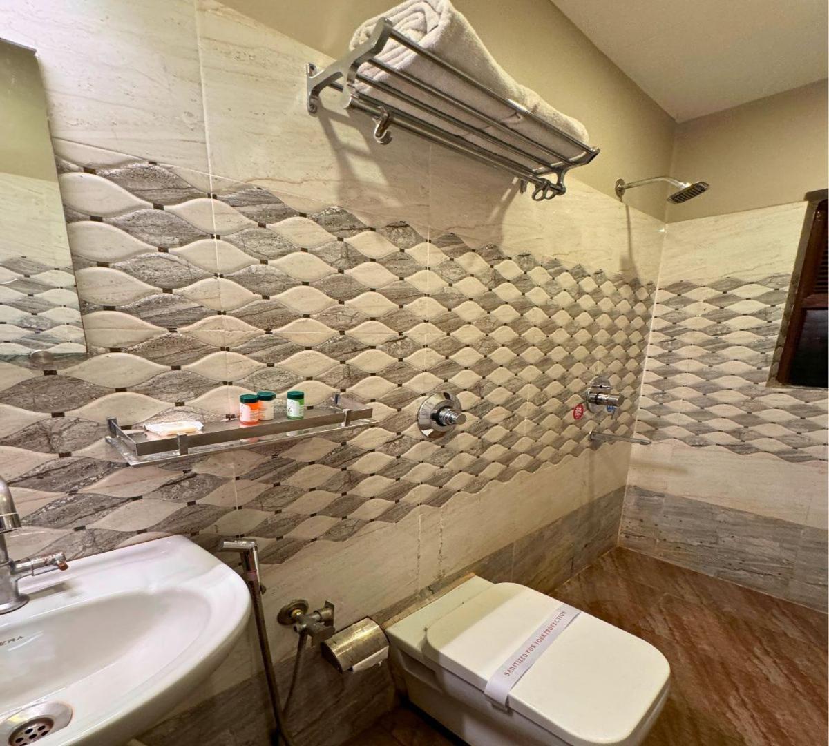 Hotel Runway Inn Pura Raghunāth Dış mekan fotoğraf
